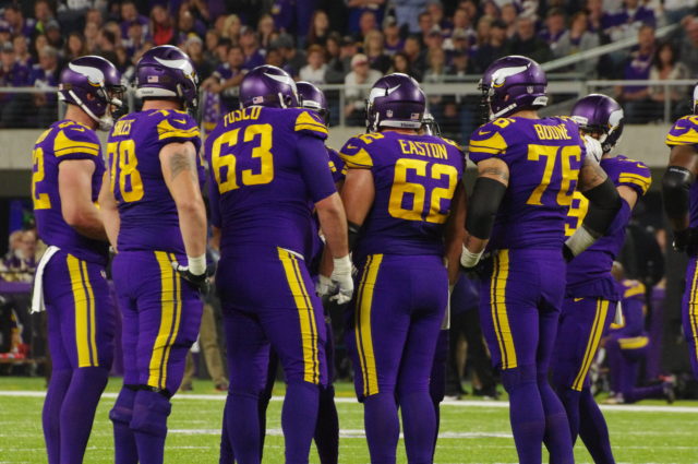 o-line-in-huddle
